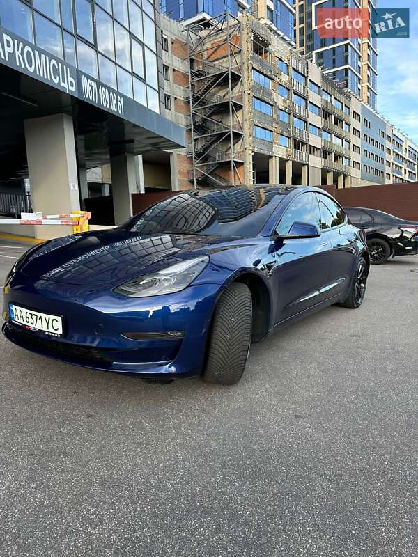 Седан Tesla Model 3 2022 в 