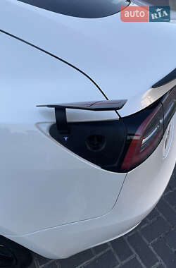 Седан Tesla Model 3 2021 в 