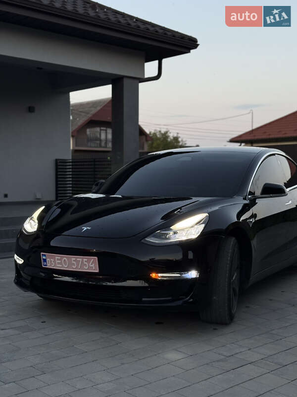 Седан Tesla Model 3 2020 в Берегово