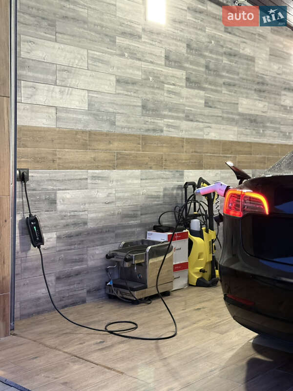 Седан Tesla Model 3 2020 в Берегово