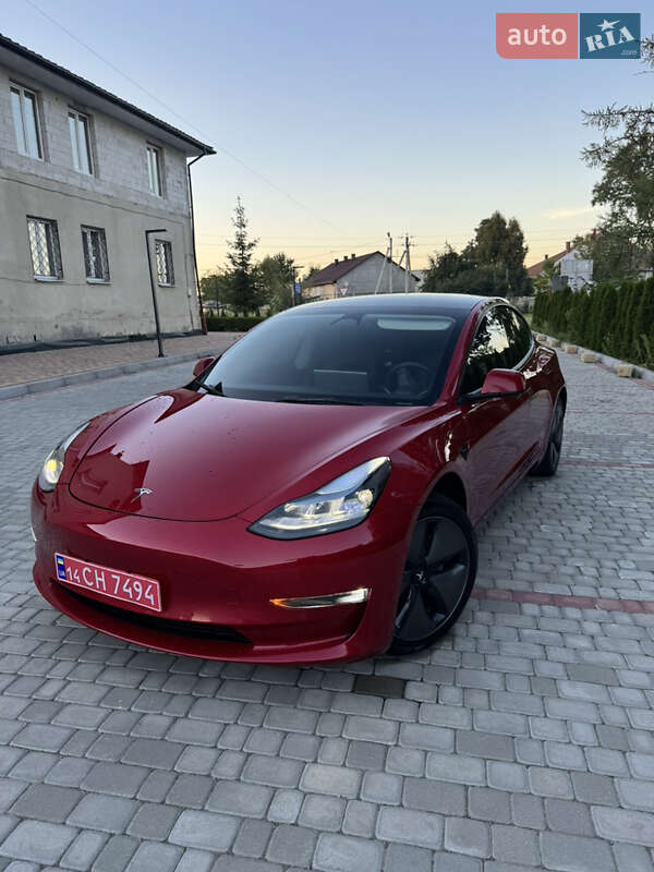 Седан Tesla Model 3 2022 в 