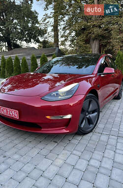 Седан Tesla Model 3 2022 в 