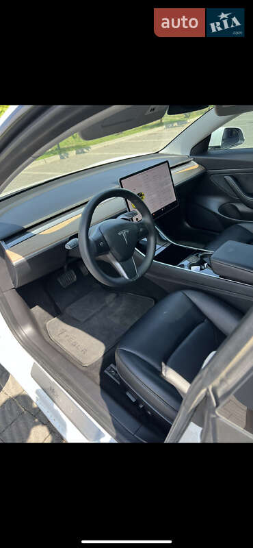 Седан Tesla Model 3 2020 в 