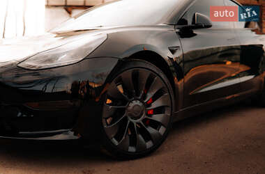 Седан Tesla Model 3 2023 в 