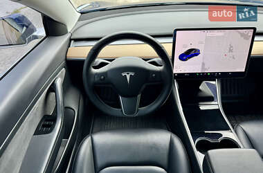 Седан Tesla Model 3 2020 в 