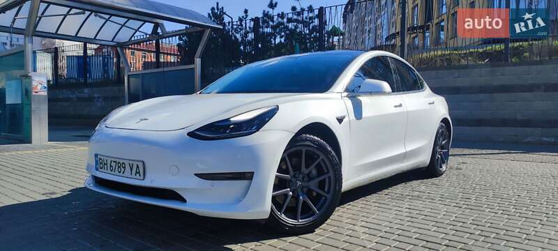 Седан Tesla Model 3 2020 в 