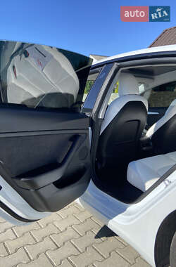 Седан Tesla Model 3 2021 в 
