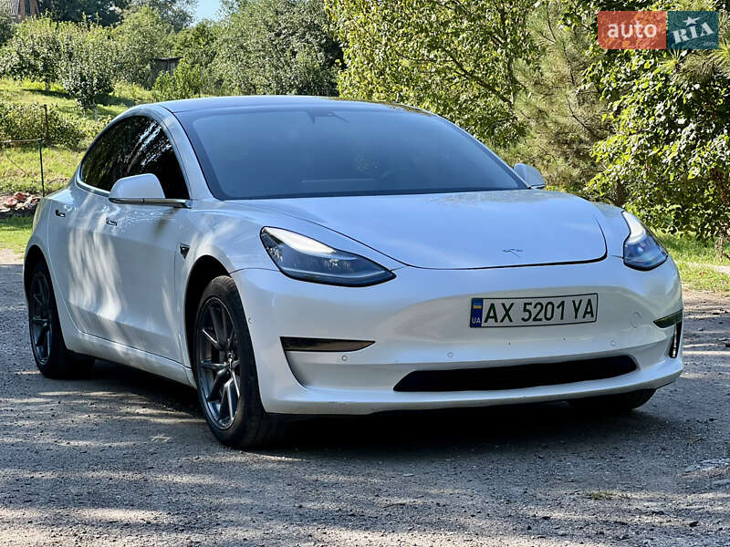 Седан Tesla Model 3 2018 в Валках