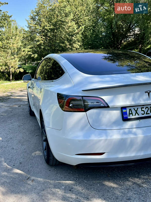 Седан Tesla Model 3 2018 в Валках
