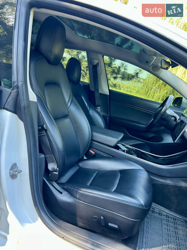 Седан Tesla Model 3 2018 в Валках