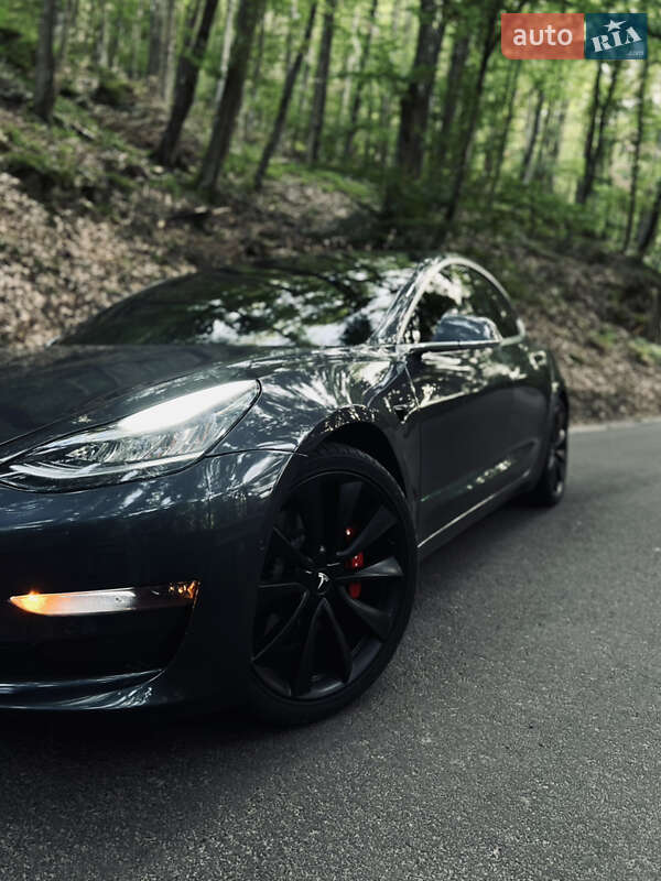Седан Tesla Model 3 2020 в Ужгороде