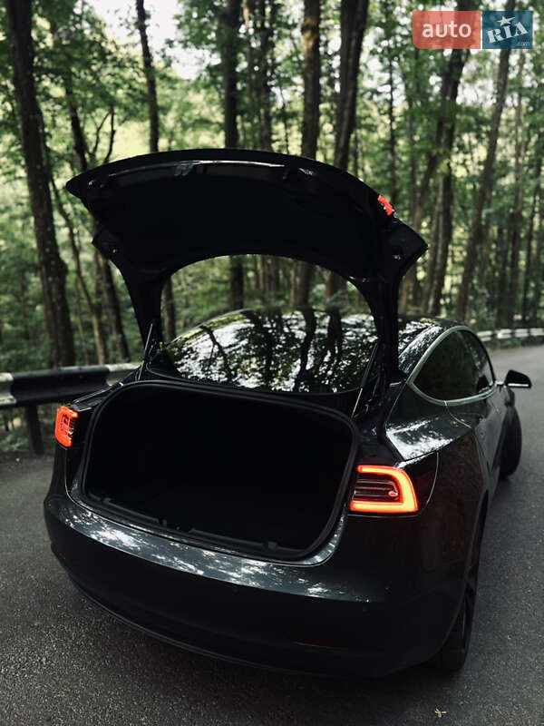 Седан Tesla Model 3 2020 в Ужгороде
