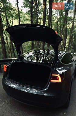 Седан Tesla Model 3 2020 в 