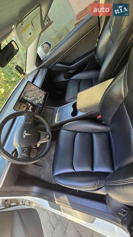 Седан Tesla Model 3 2020 в Стрию