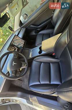 Седан Tesla Model 3 2020 в 