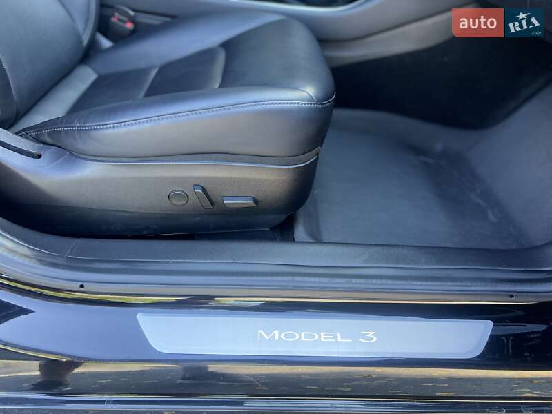 Седан Tesla Model 3 2018 в Звягелі