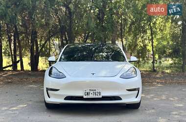 Седан Tesla Model 3 2022 в 