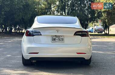 Седан Tesla Model 3 2022 в 