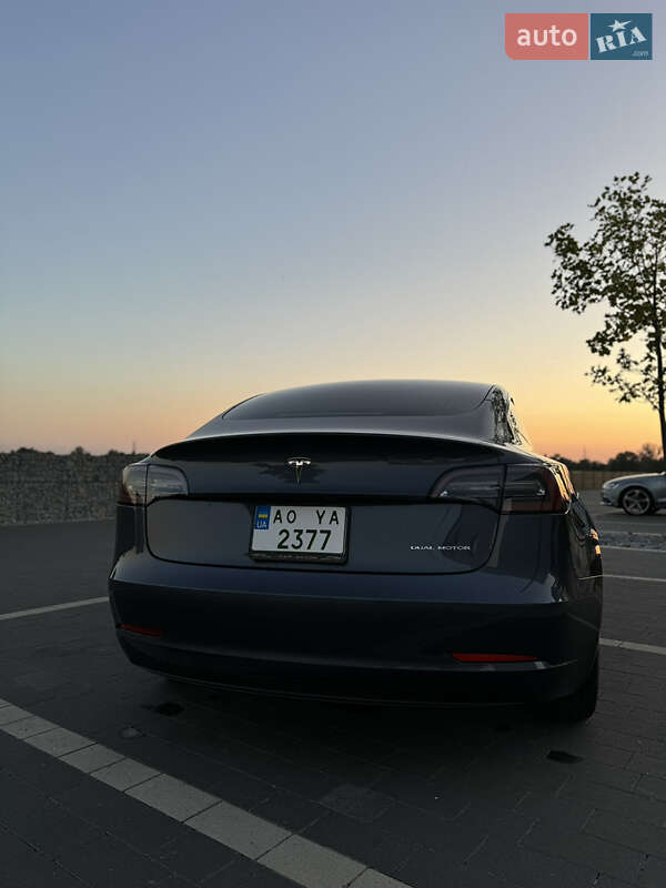 Седан Tesla Model 3 2020 в Мукачевому