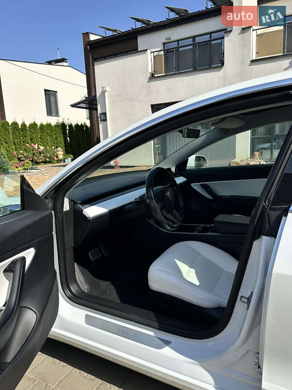 Седан Tesla Model 3 2019 в Киеве