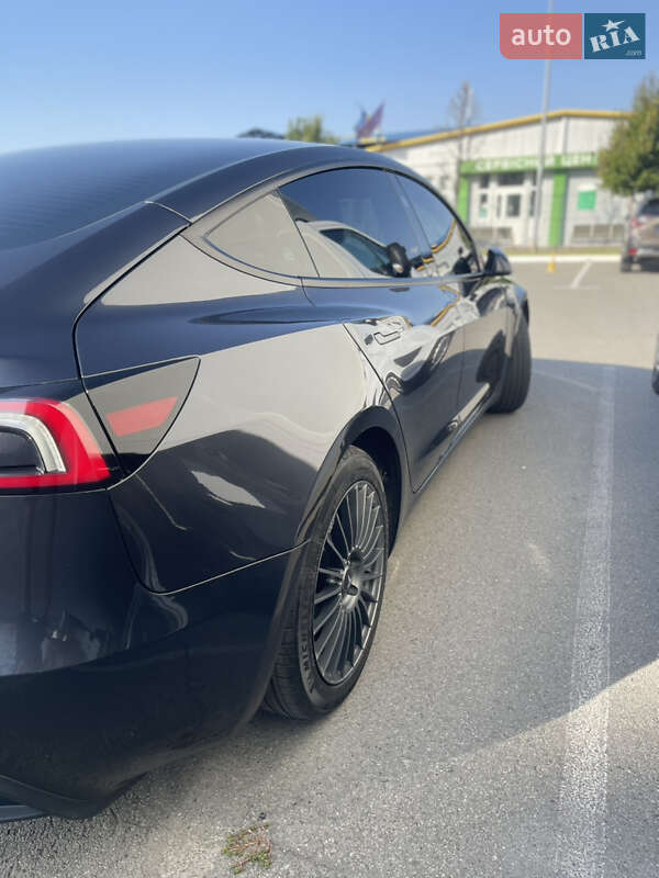 Седан Tesla Model 3 2024 в Бучі