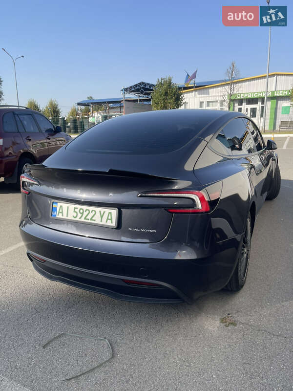Седан Tesla Model 3 2024 в Бучі
