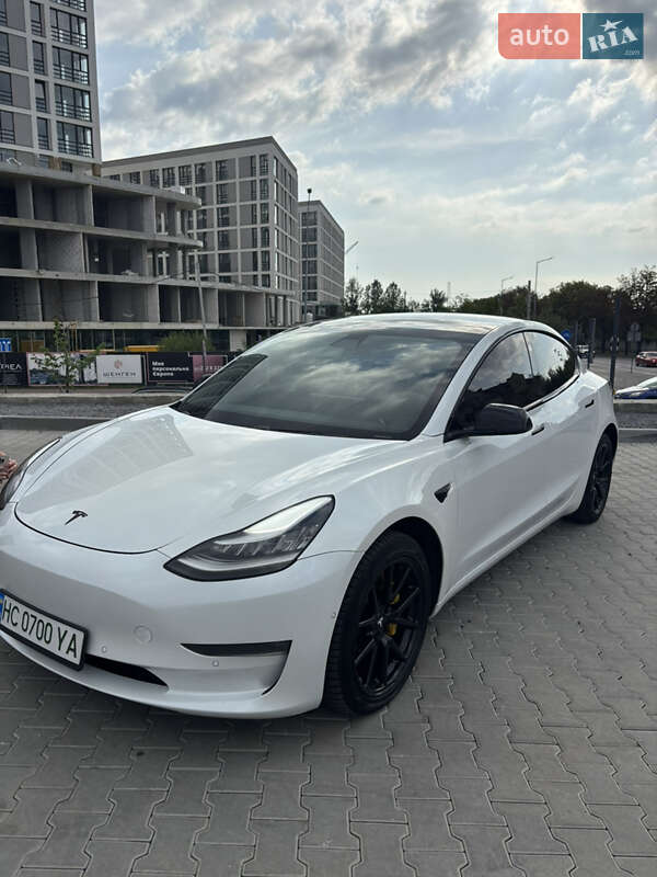 Седан Tesla Model 3 2020 в Львові