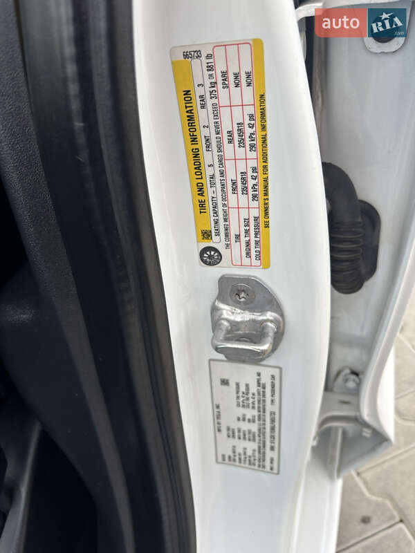 Седан Tesla Model 3 2020 в Львові