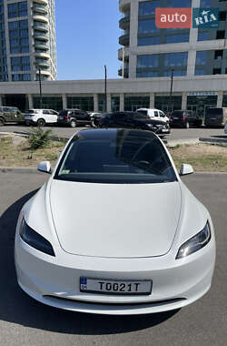 Седан Tesla Model 3 2024 в 