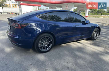 Седан Tesla Model 3 2022 в 