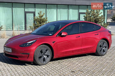 Седан Tesla Model 3 2022 в 