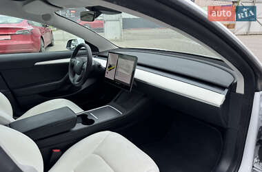 Седан Tesla Model 3 2022 в 