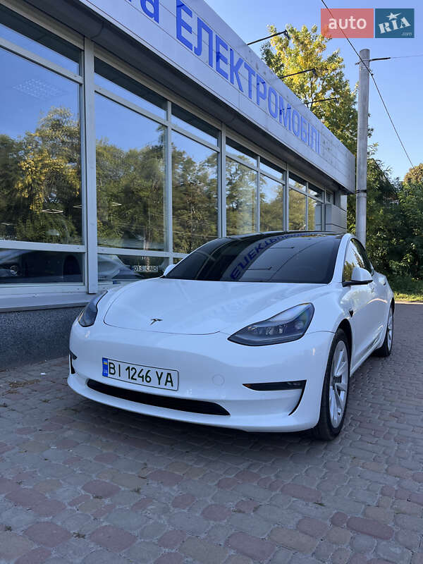 Седан Tesla Model 3 2022 в 
