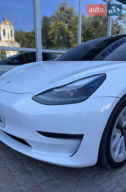 Седан Tesla Model 3 2022 в 