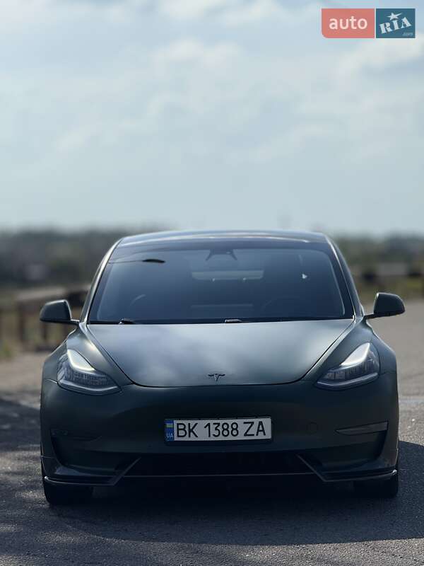 Седан Tesla Model 3 2019 в 
