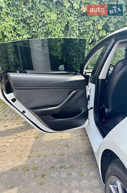 Седан Tesla Model 3 2021 в 