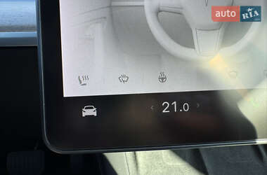 Седан Tesla Model 3 2022 в 