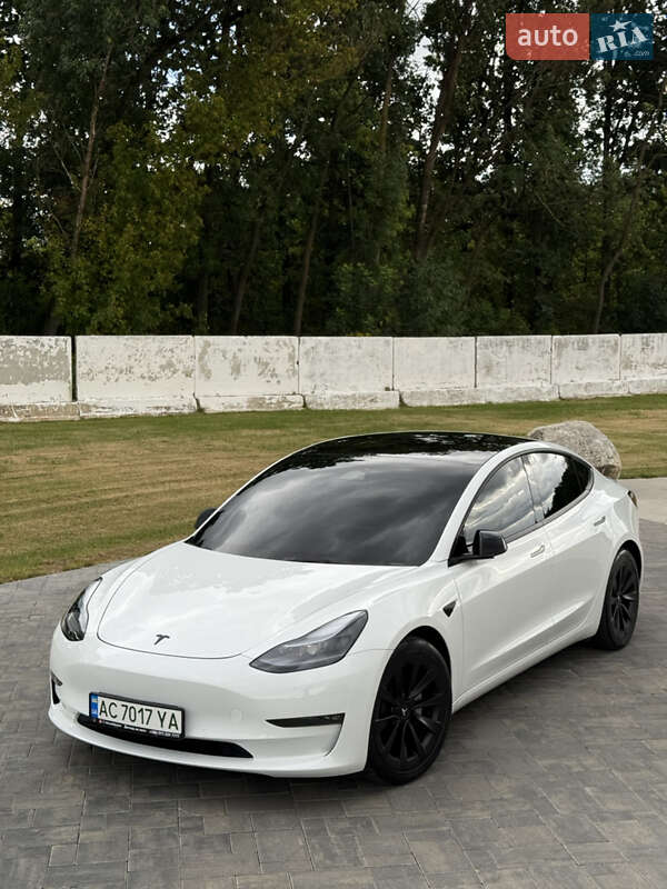 Седан Tesla Model 3 2022 в Луцке