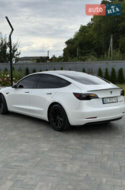 Седан Tesla Model 3 2022 в 