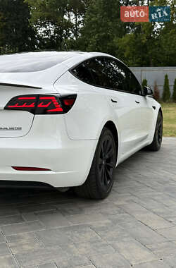 Седан Tesla Model 3 2022 в 