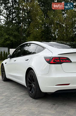 Седан Tesla Model 3 2022 в 