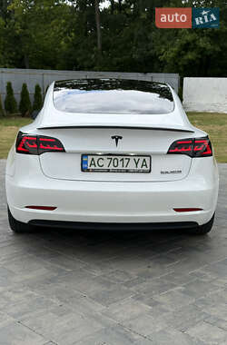 Седан Tesla Model 3 2022 в 