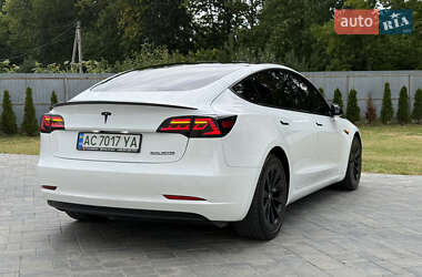 Седан Tesla Model 3 2022 в 