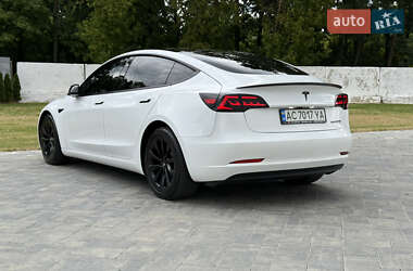 Седан Tesla Model 3 2022 в 