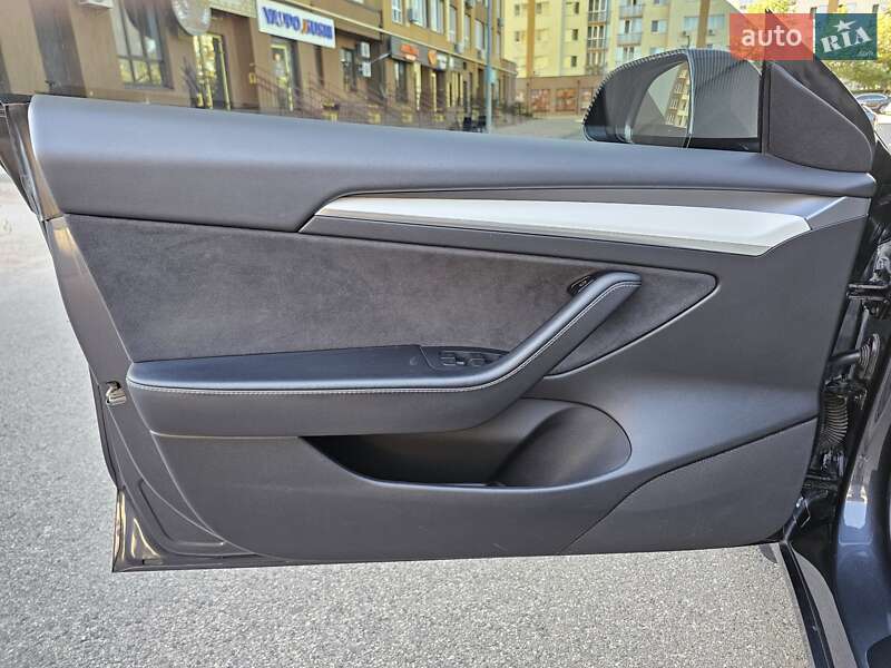 Седан Tesla Model 3 2021 в Киеве