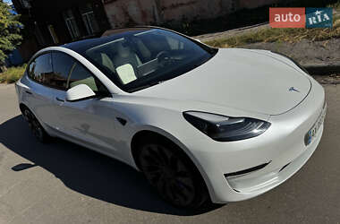 Седан Tesla Model 3 2022 в 