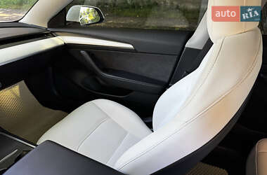 Седан Tesla Model 3 2022 в 