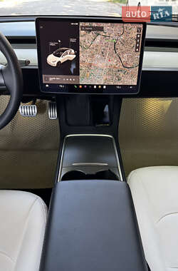 Седан Tesla Model 3 2022 в 