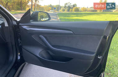 Седан Tesla Model 3 2022 в 