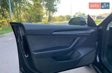 Седан Tesla Model 3 2022 в 